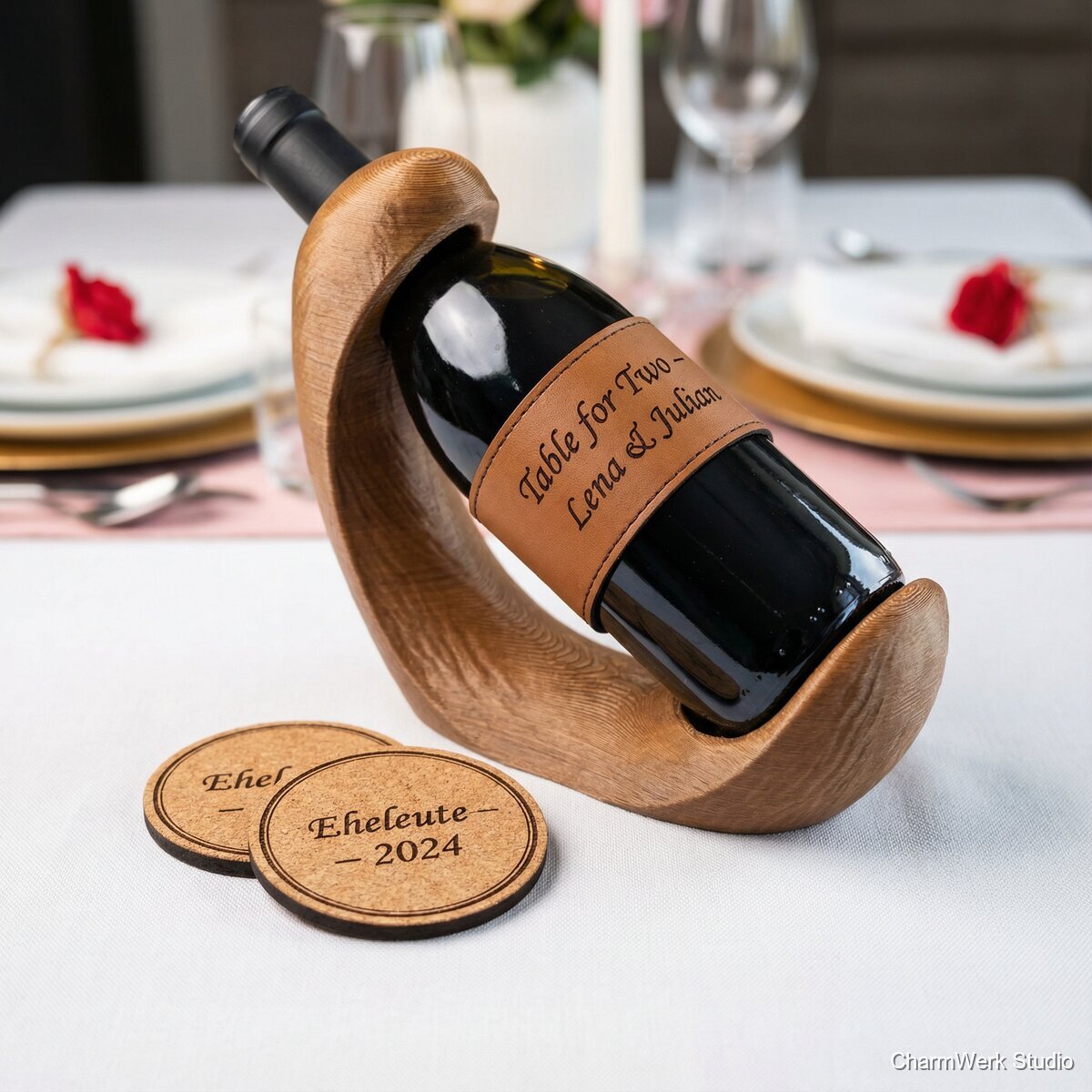 Personalisierter „Table for Two“-Weinhalter mit Namen - Detailansicht