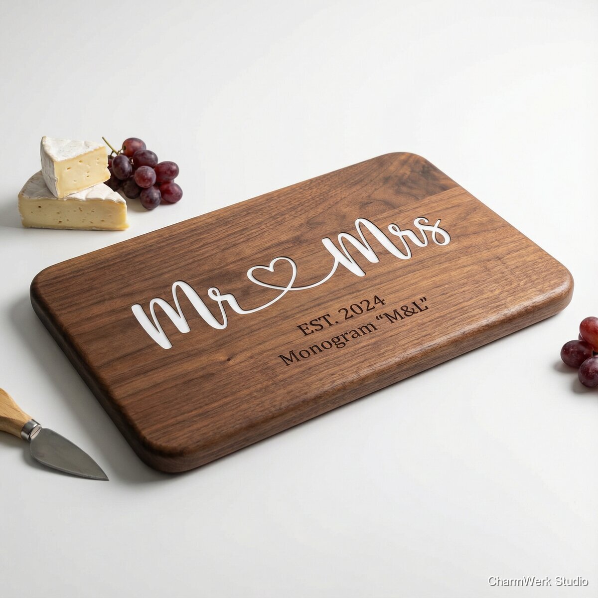 CNC-Servierbrett „Mr & Mrs“ mit Acryl-Einlegearbeit