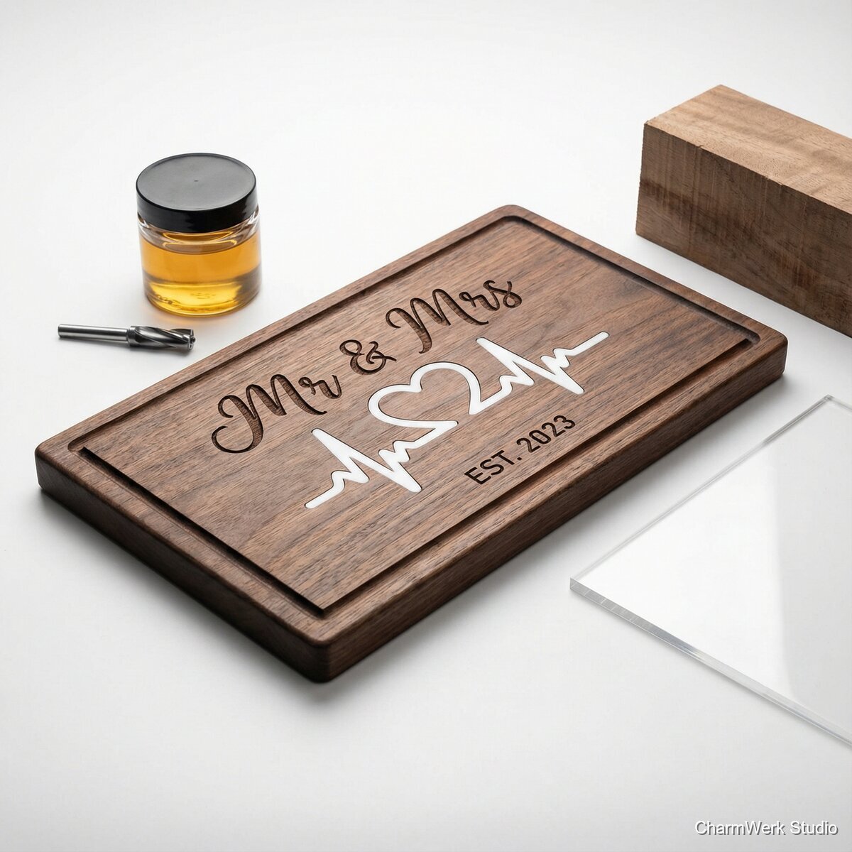 CNC-Servierbrett „Mr & Mrs“ mit Acryl-Einlegearbeit - Seitenansicht