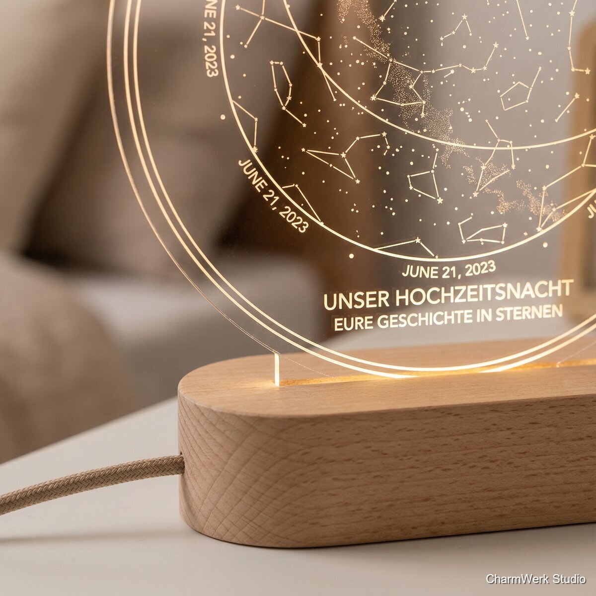Acryl-Sternkarte im Holzsockel mit LED-Licht - Detailansicht