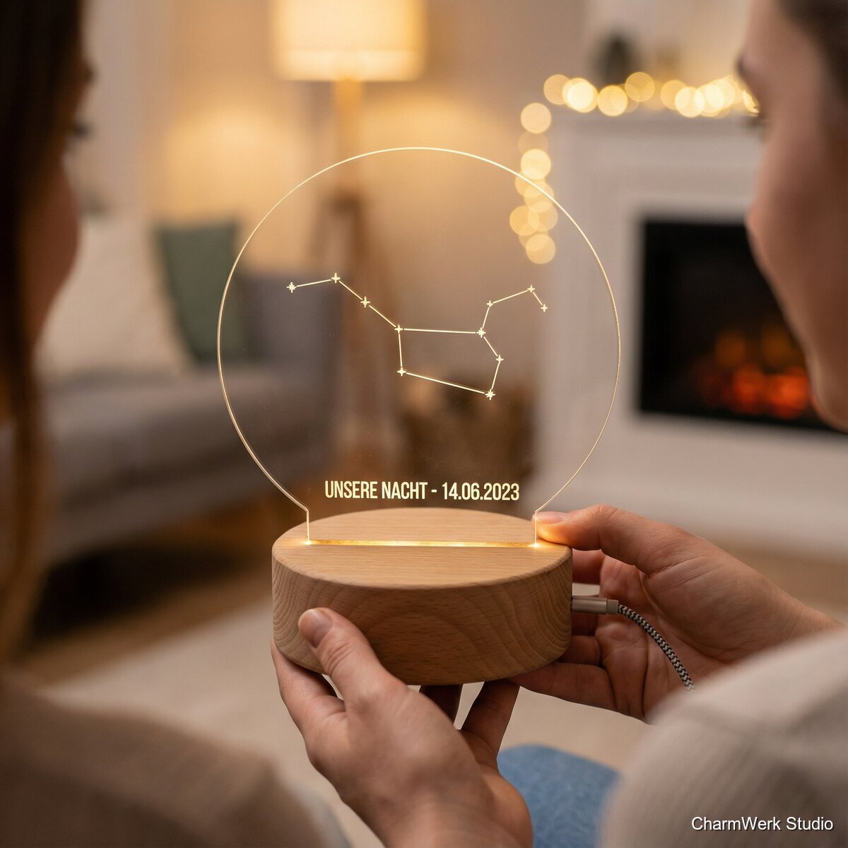Acryl-Sternkarte im Holzsockel mit LED-Licht - Lifestyle