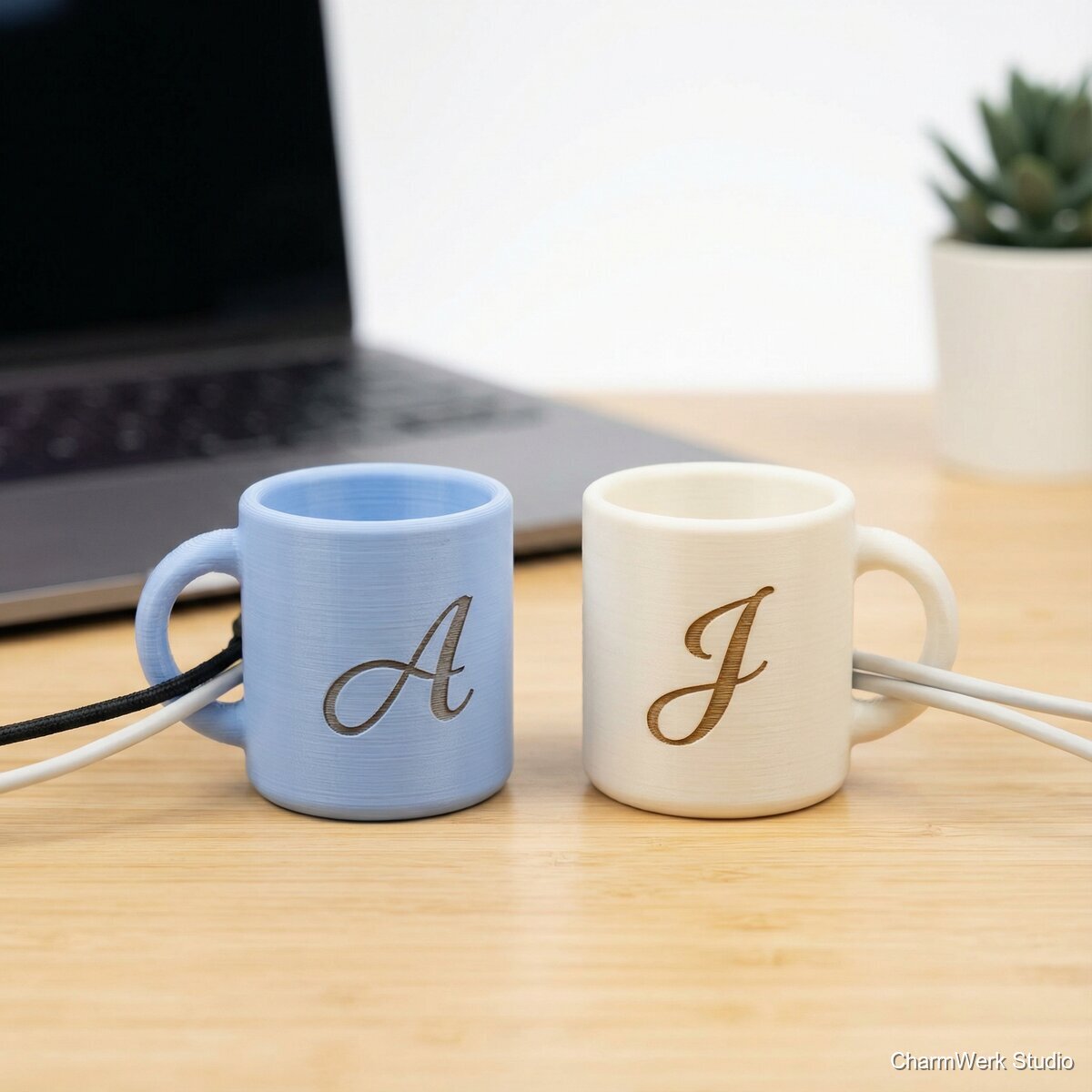 3D-gedrucktes „Zwei Tassen“-Kabelhalter-Set - Seitenansicht