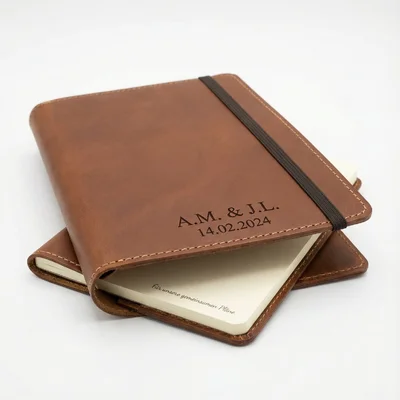 Leder-Notizbuchhülle mit Initialen und Datum