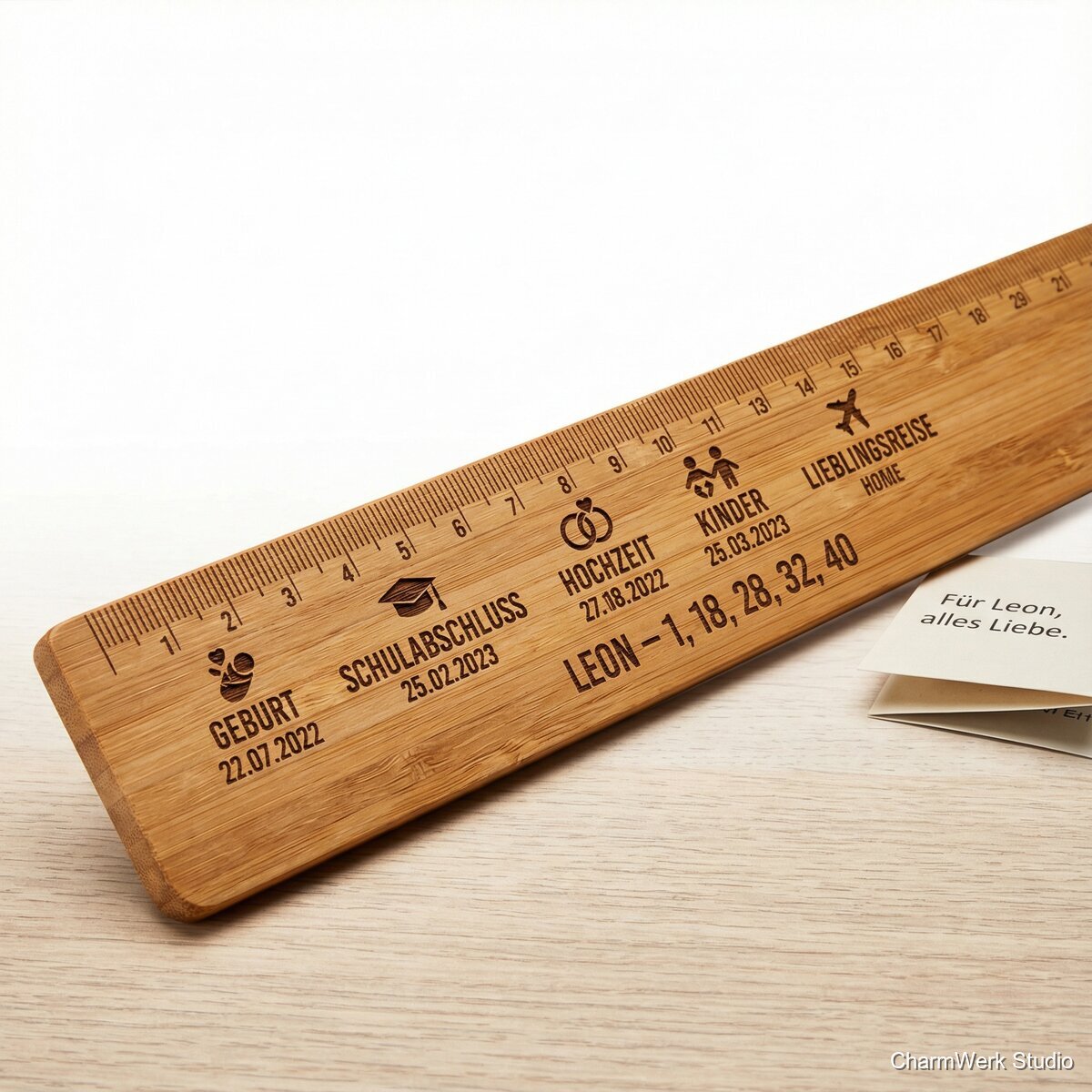 Geburtstags-„Meilenstein“-Lineal aus Bambus - Seitenansicht