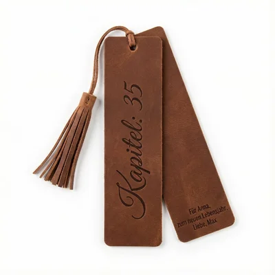 Gravierte Leder-Lesezeichen „Kapitel: Neues Lebensjahr“
