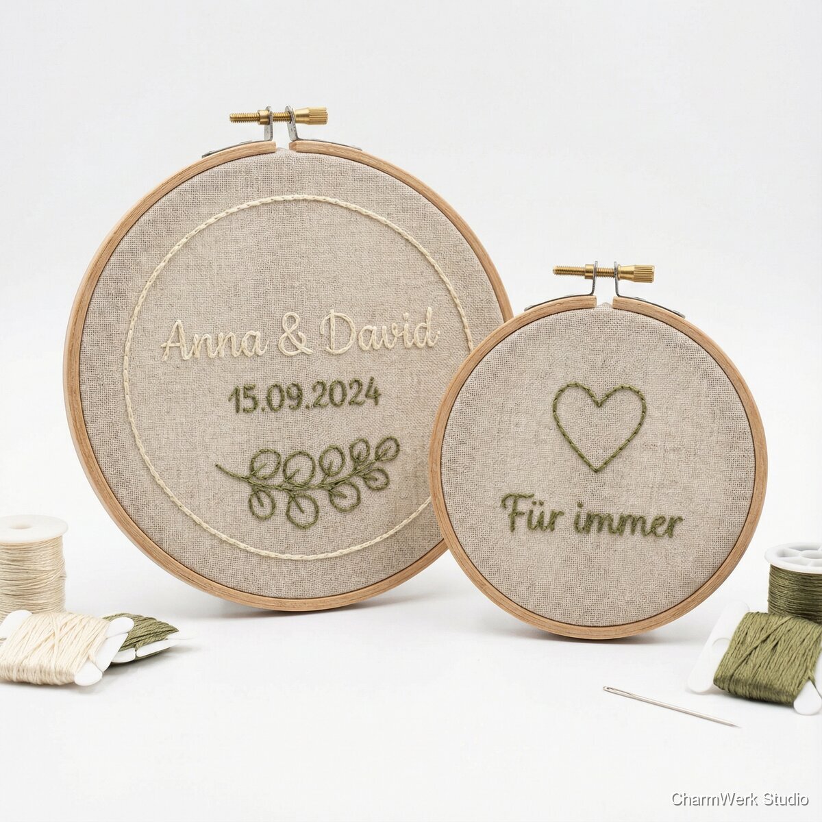 Besticktes Hochzeitsdatum im Stickrahmen-Set - Seitenansicht