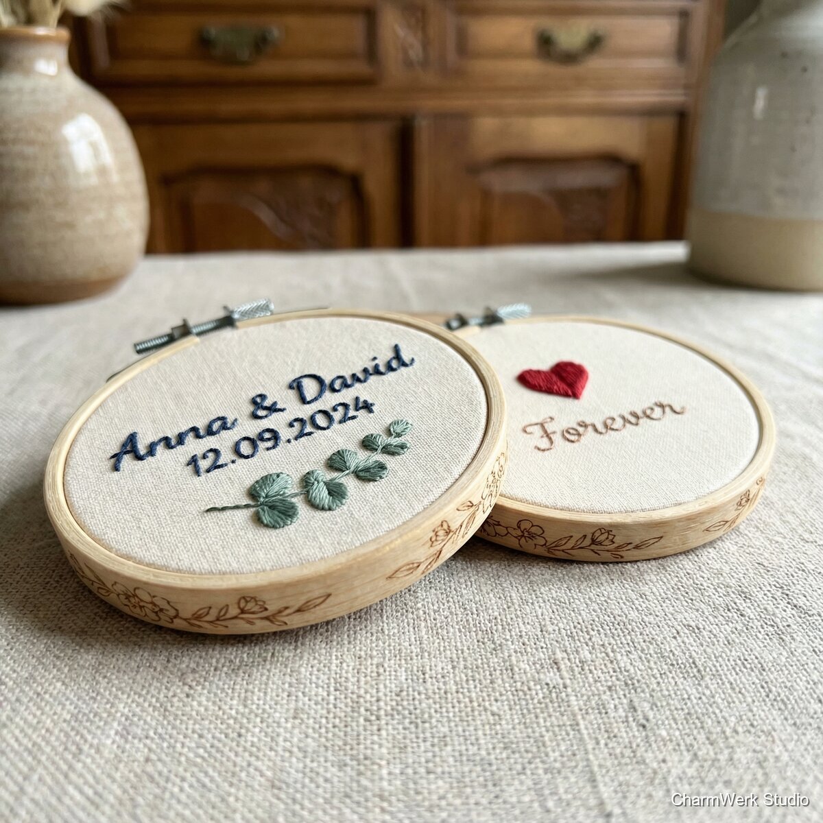 Besticktes Hochzeitsdatum im Stickrahmen-Set - Detailansicht