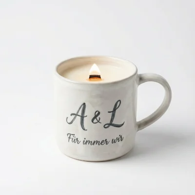 Handgegossene Duftkerze im personalisierten Keramikbecher