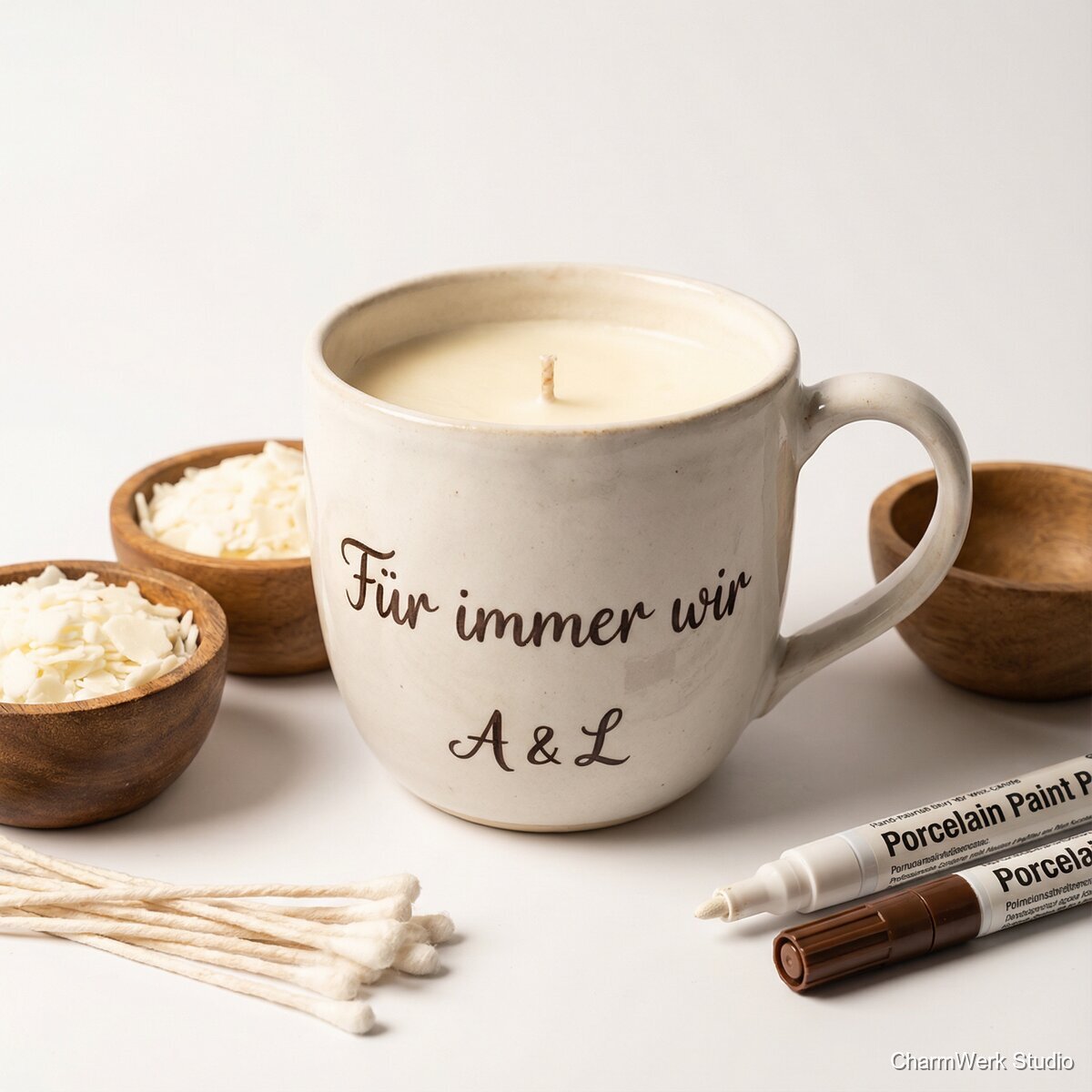 Handgegossene Duftkerze im personalisierten Keramikbecher - Seitenansicht