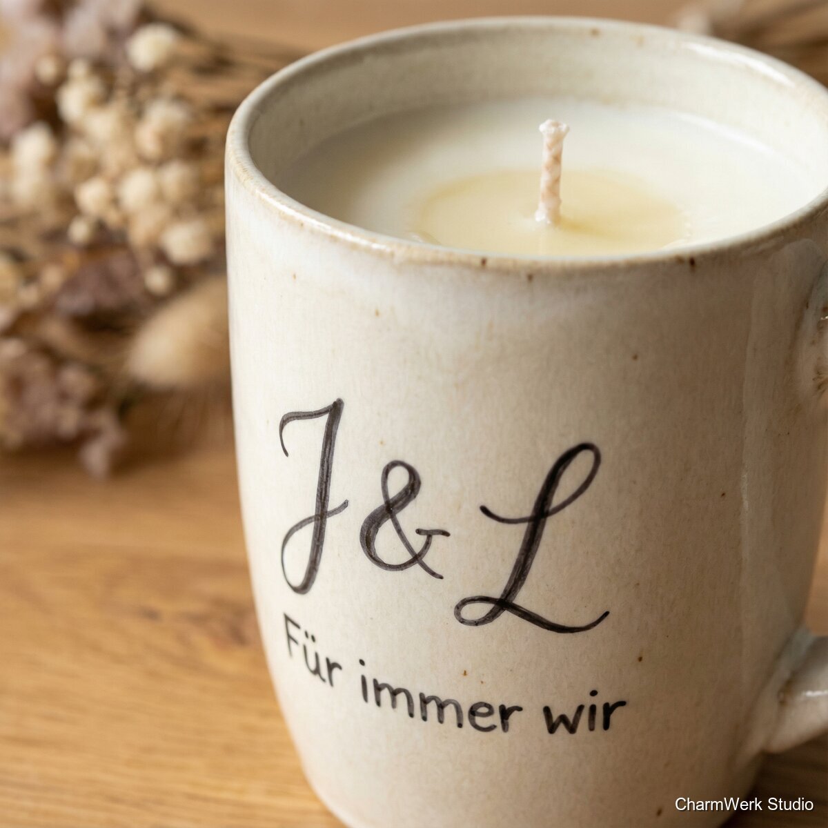 Handgegossene Duftkerze im personalisierten Keramikbecher - Detailansicht
