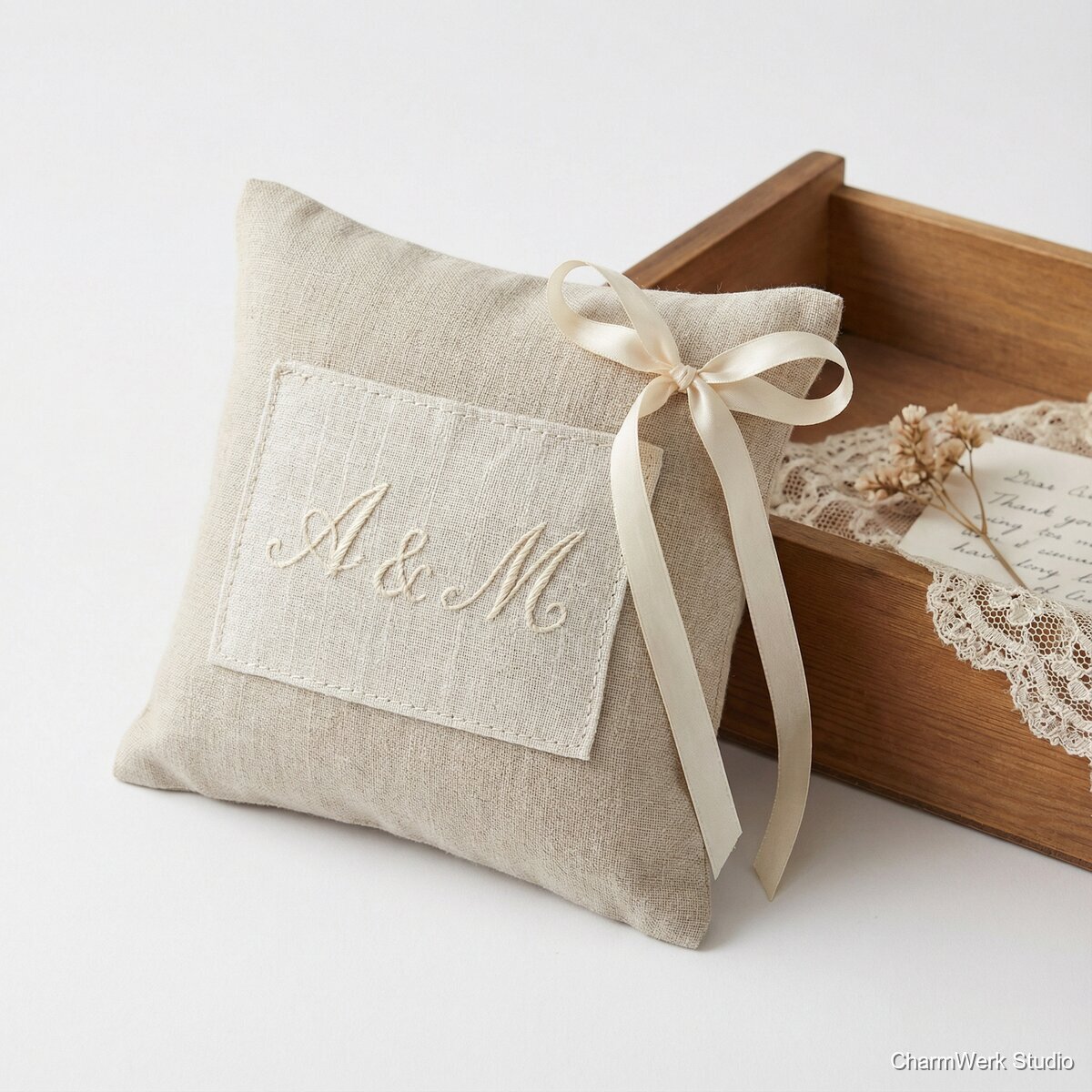 Ringkissen aus Leinen mit handgenähter Monogramm-Applikation