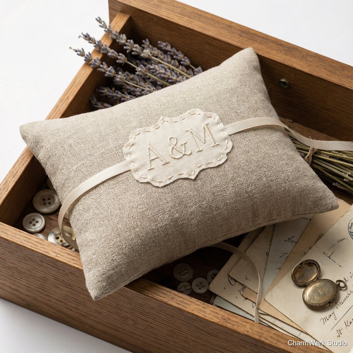 Ringkissen aus Leinen mit handgenähter Monogramm-Applikation - Seitenansicht