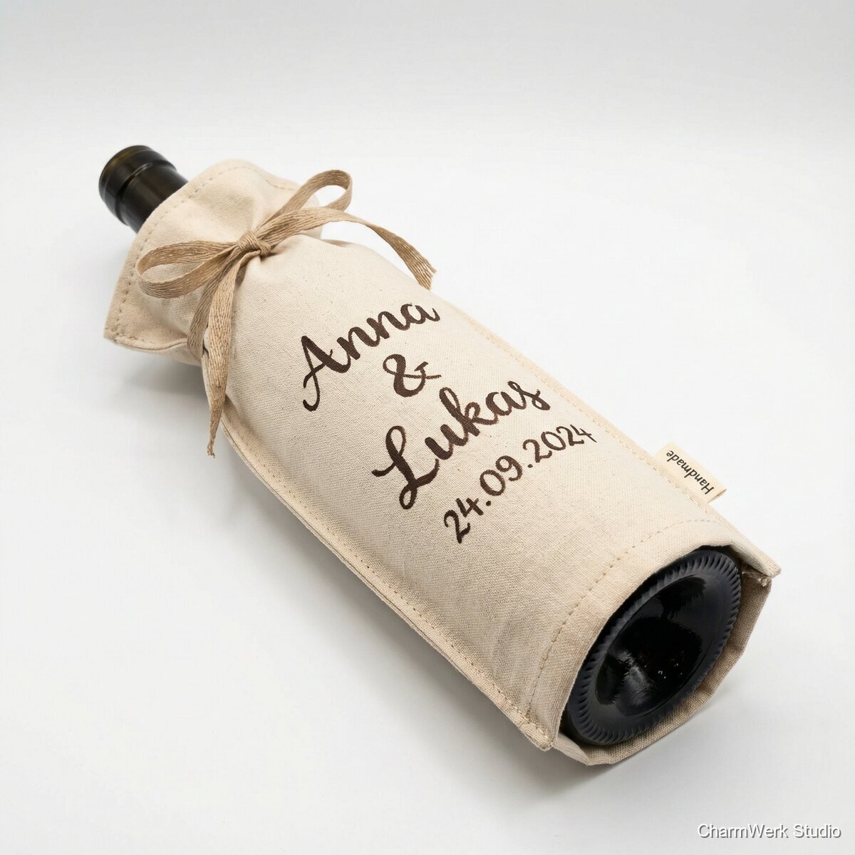 Handgemalte Weinflaschen-Hülle aus Stoff mit Namen - Seitenansicht
