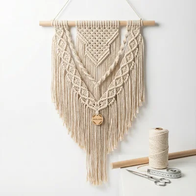 Makramee-Wandbehang mit eingeknüpftem Hochzeitsdatum