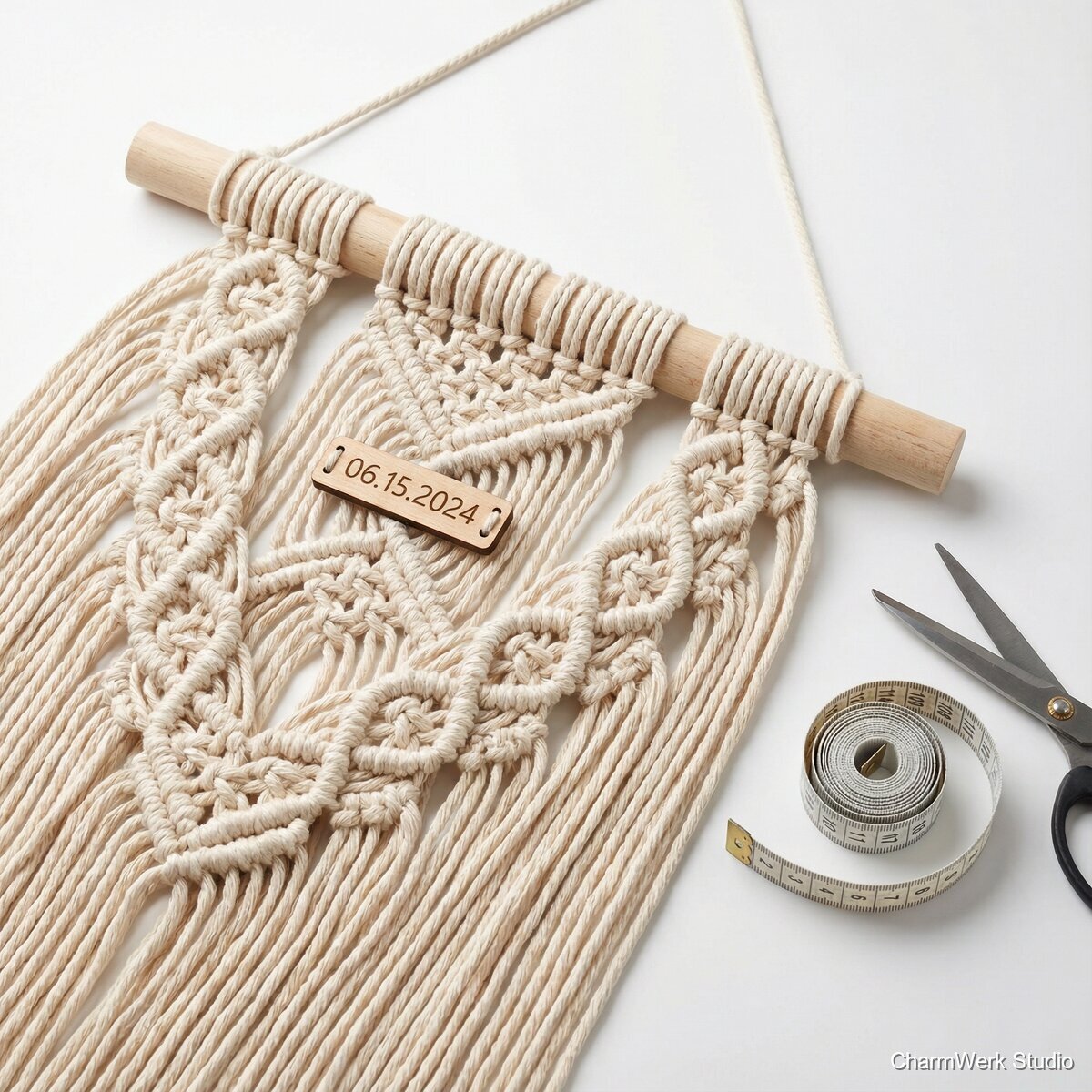 Makramee-Wandbehang mit eingeknüpftem Hochzeitsdatum - Seitenansicht