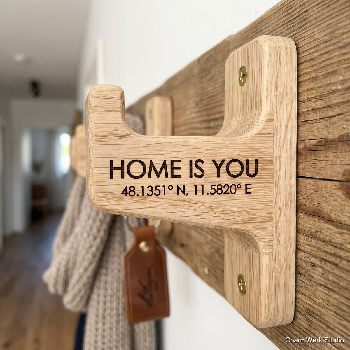 CNC-Wandhaken „Home is you“ mit Koordinaten - Detailansicht
