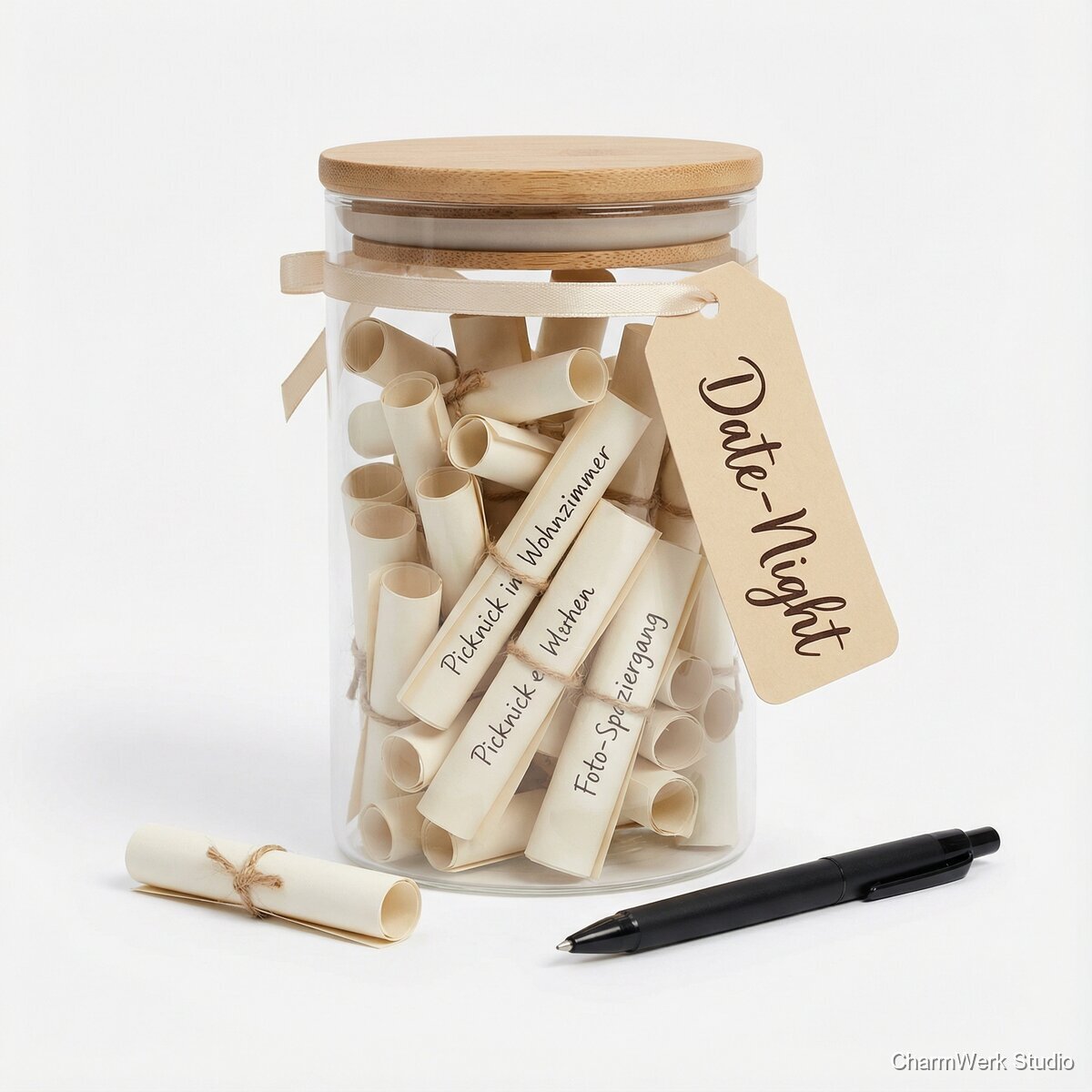 „Date-Night“-Glas mit handgeschriebenen Ideenrollen