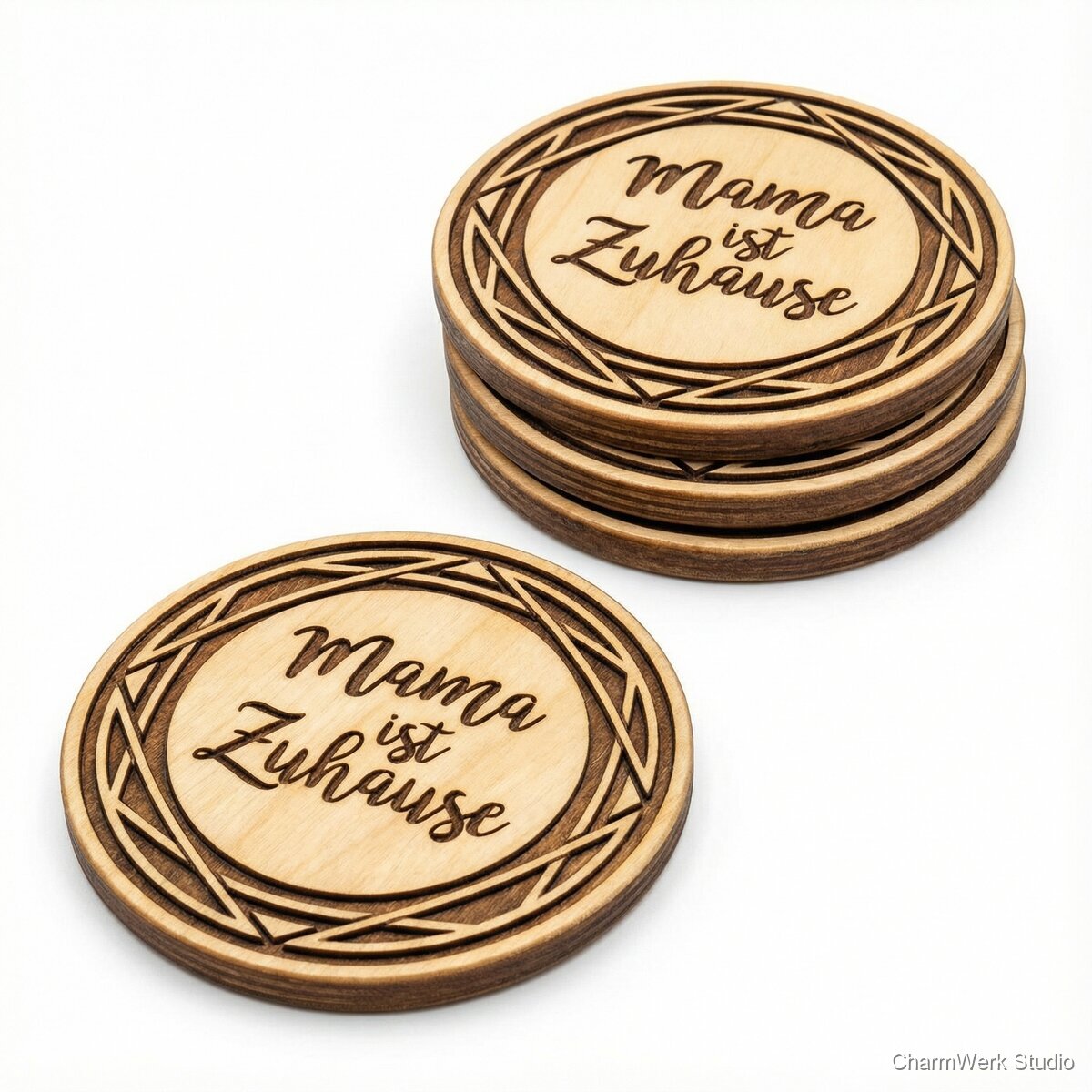 Topf-Untersetzer-Set „Mama ist Zuhause“ als Intarsien-Look - Seitenansicht
