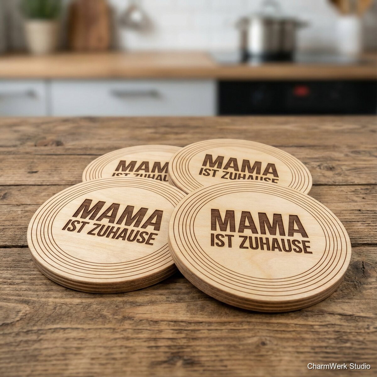 Topf-Untersetzer-Set „Mama ist Zuhause“ als Intarsien-Look - Detailansicht