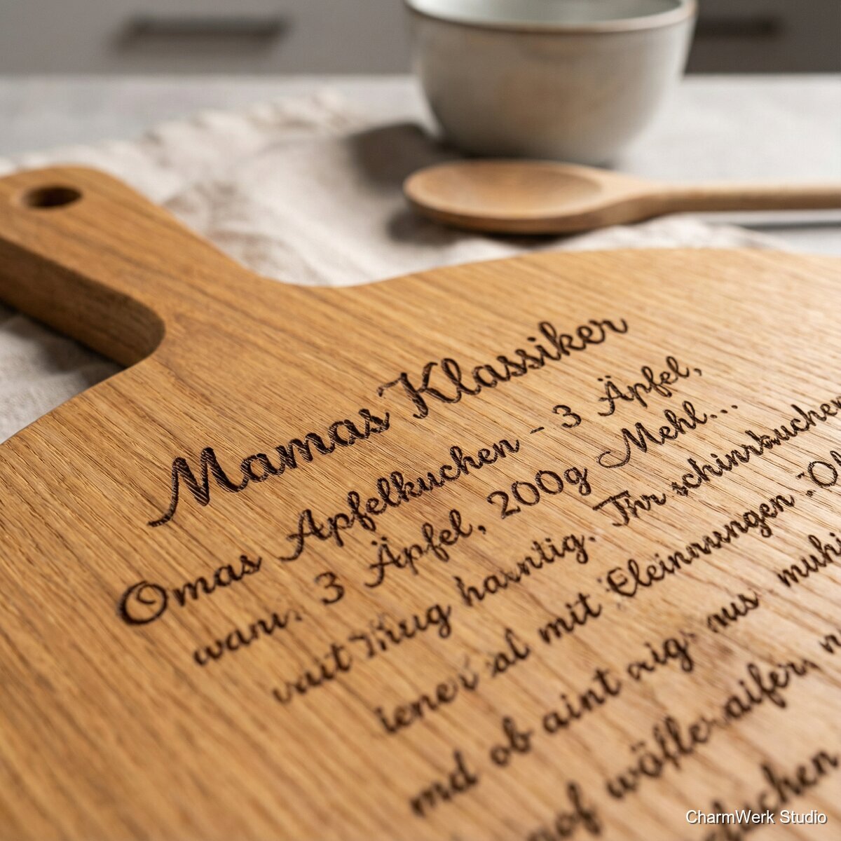 Rezeptbrett „Mamas Klassiker“ mit Familienrezept-Fräsung - Detailansicht