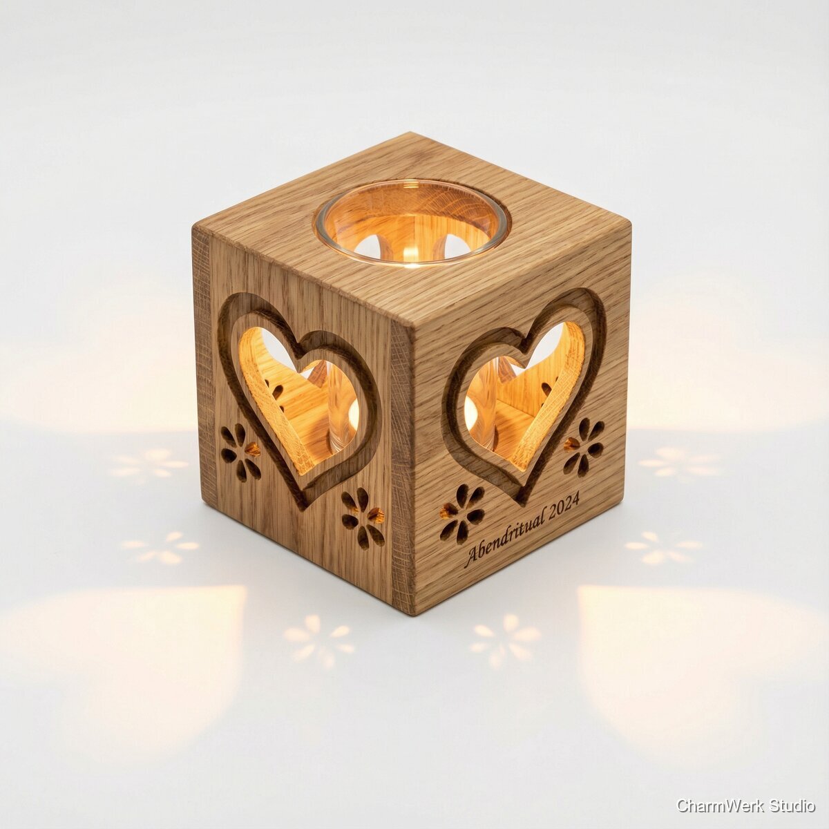CNC-Teelichthalter „Herzfenster“ mit Schattenwurf - Seitenansicht
