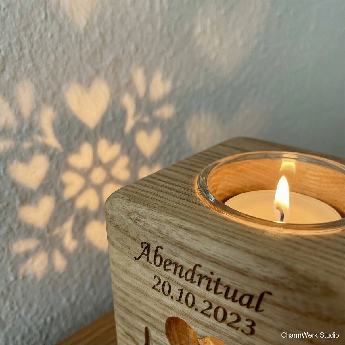 CNC-Teelichthalter „Herzfenster“ mit Schattenwurf - Detailansicht