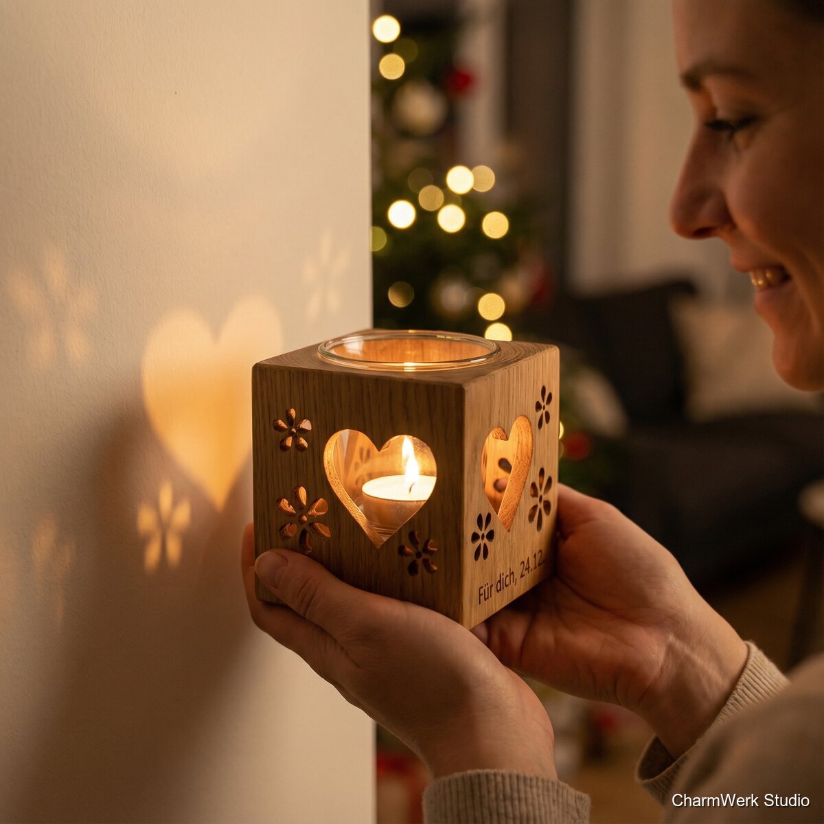 CNC-Teelichthalter „Herzfenster“ mit Schattenwurf - Lifestyle
