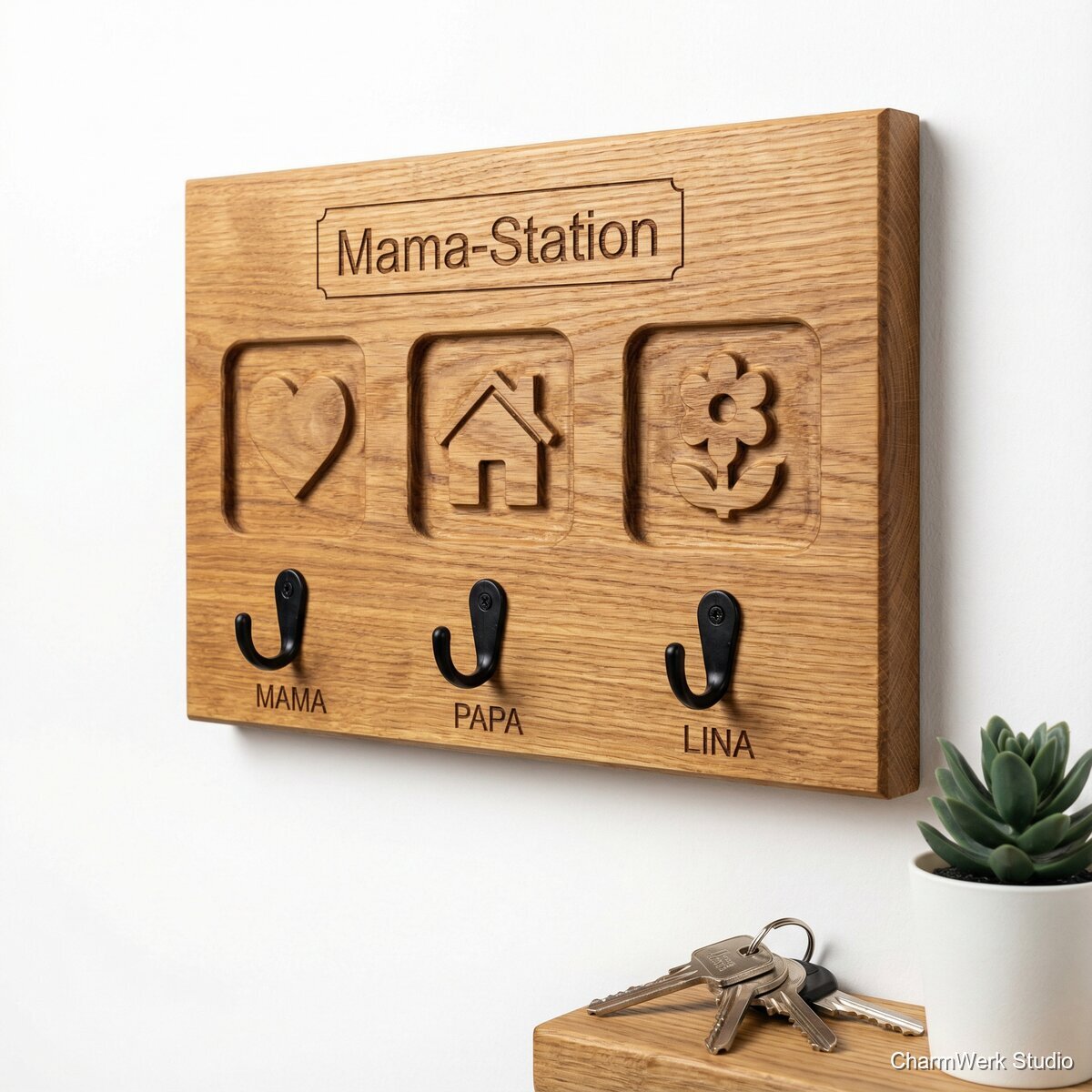 Schlüsselbrett „Mama-Station“ mit gefrästen Symbolhaken - Seitenansicht