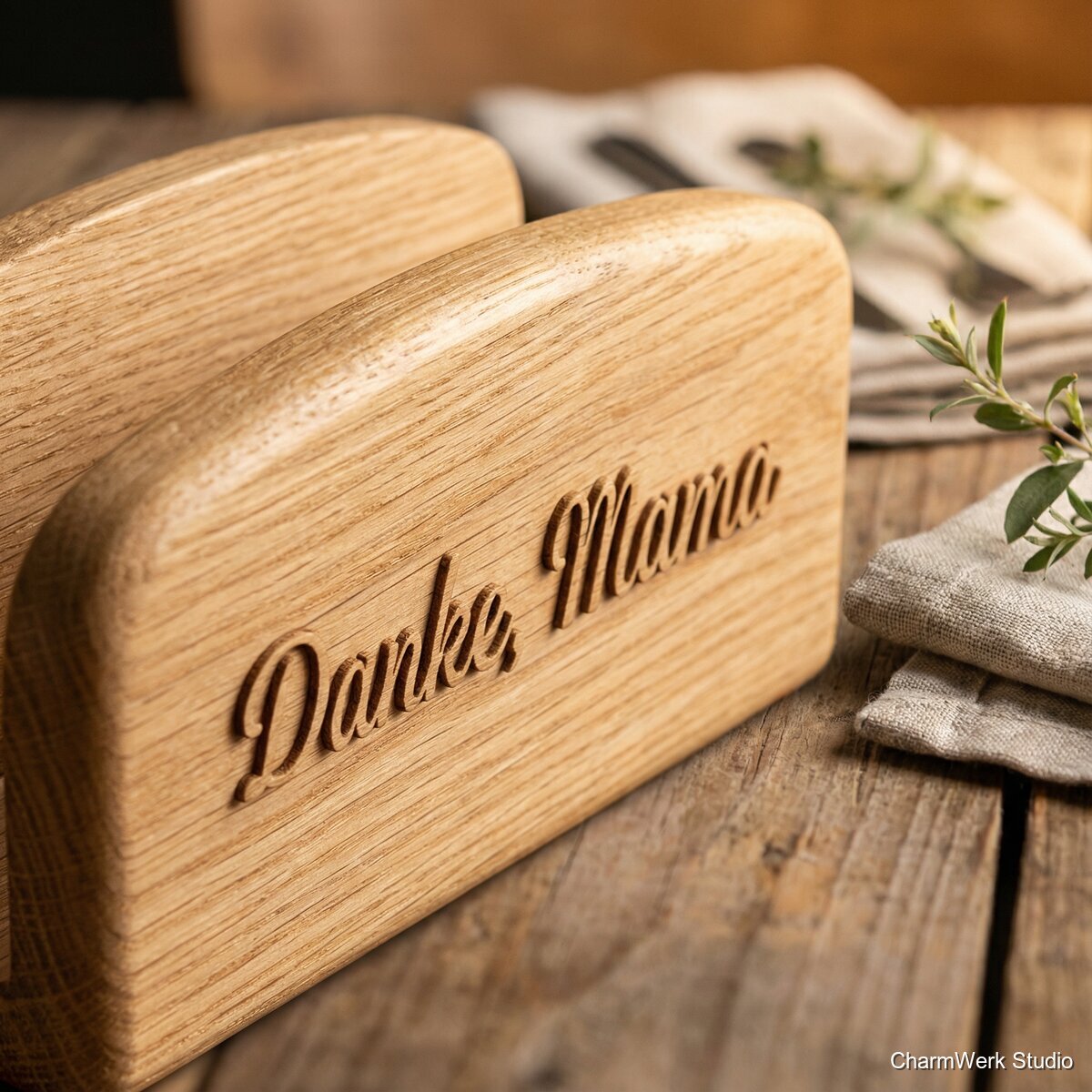 Serviettenhalter „Danke, Mama“ mit Relief-Schriftzug - Detailansicht