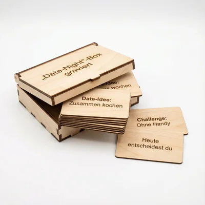 „Date-Night“-Box mit gravierten Aktivitätskarten
