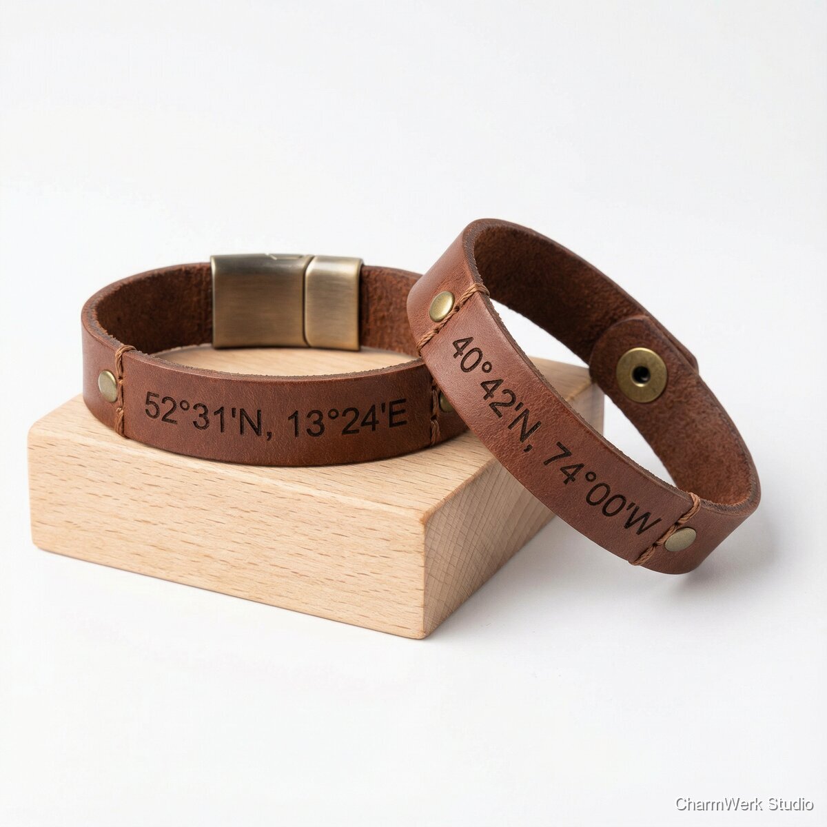 Paar-Armband aus Leder mit Koordinatenprägung - Seitenansicht