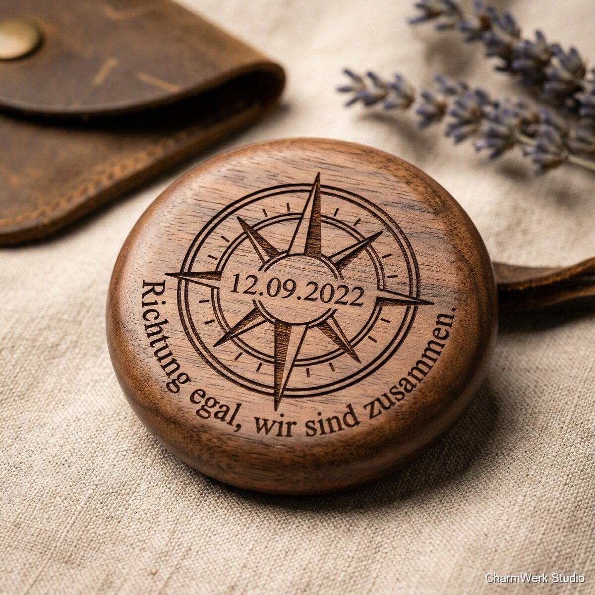 Lasergravierter „Jahrestag-Kompass“ als Taschenstein - Detailansicht