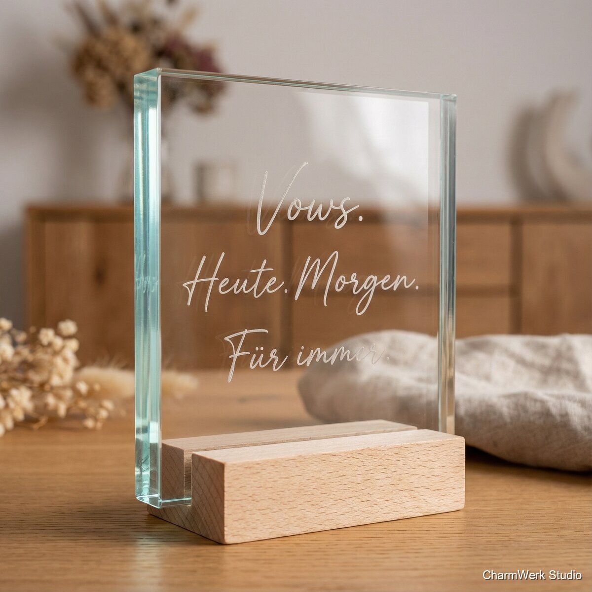Acryl-Glaslook „Vows“ Aufsteller mit Gravur - Detailansicht