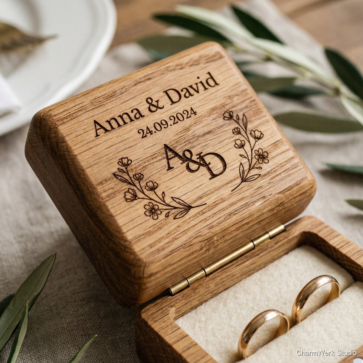 Ringkissen-Alternative: Gravierte Holz-Ringbox - Detailansicht