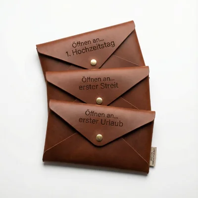 Hochzeitsbrief-Set: Gravierte Umschläge aus Leder