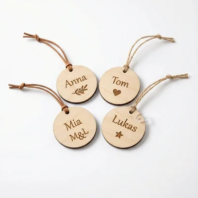 Tischdeko-Erbstück: Gravierte Platzkarten als Holz-Anhänger