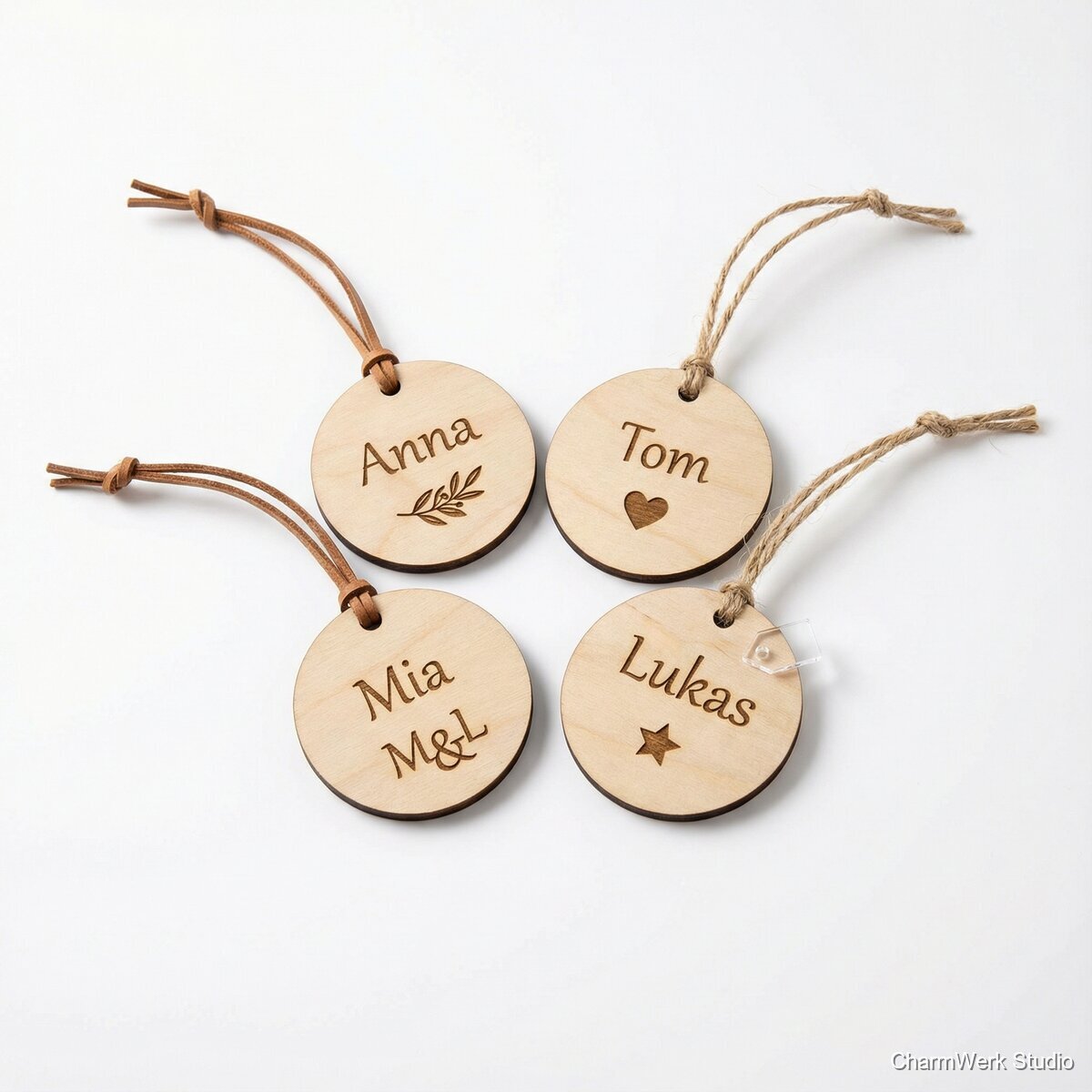 Tischdeko-Erbstück: Gravierte Platzkarten als Holz-Anhänger