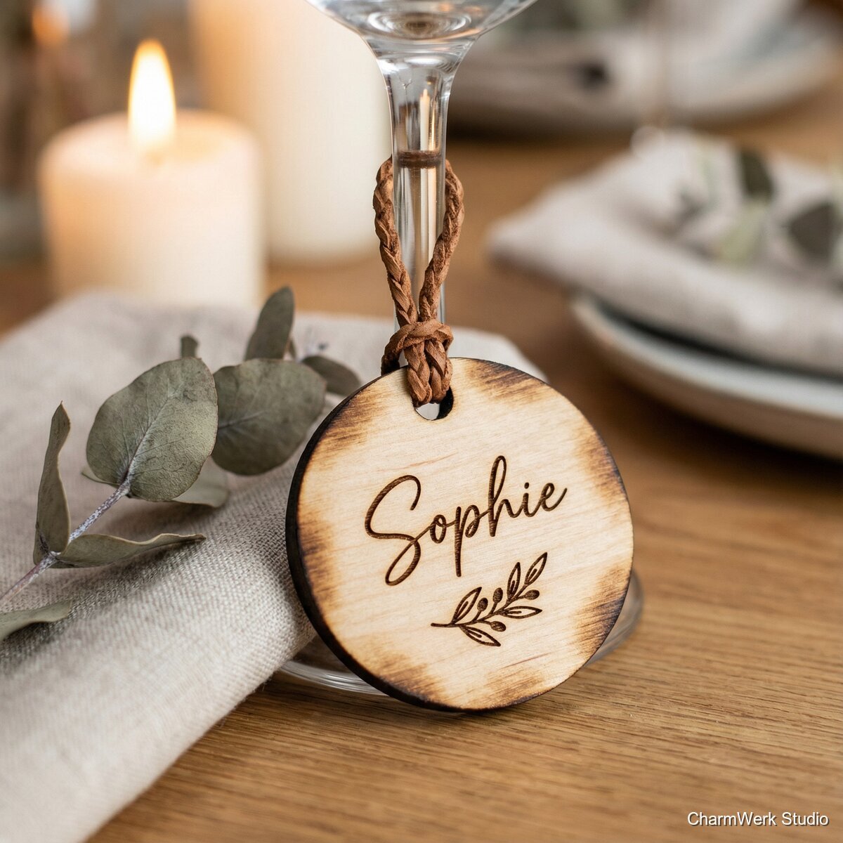 Tischdeko-Erbstück: Gravierte Platzkarten als Holz-Anhänger - Detailansicht