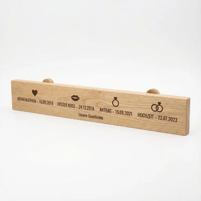 „Unsere Geschichte“ Timeline auf Holzleiste