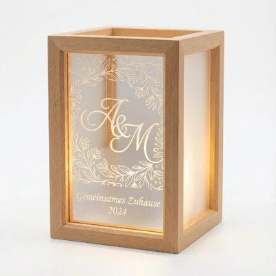 Monogramm-Laterne: Gravierte Holz-Acryl-Lichtbox