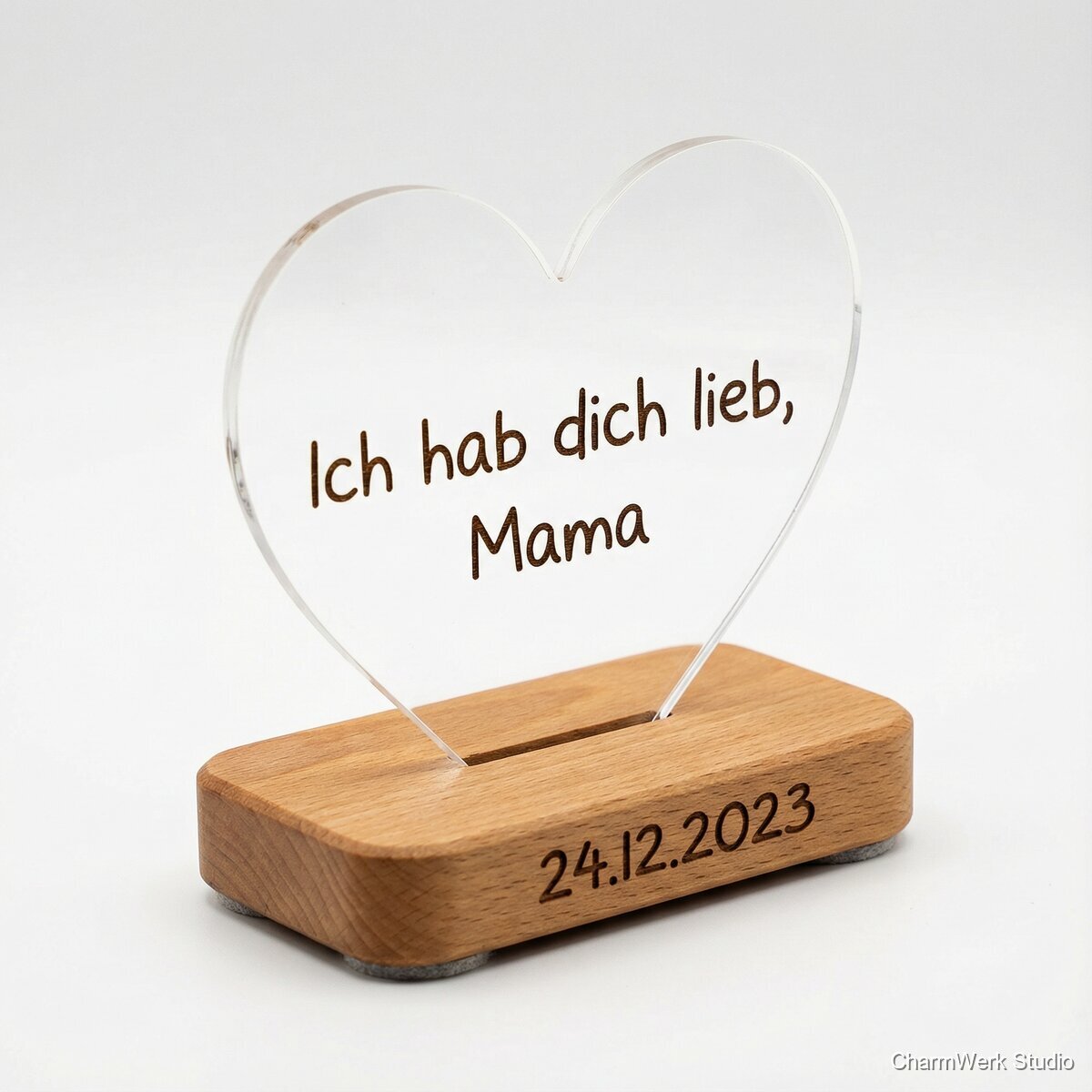 Acryl-Herzaufsteller mit Holzsockel und Kinderhandschrift - Seitenansicht