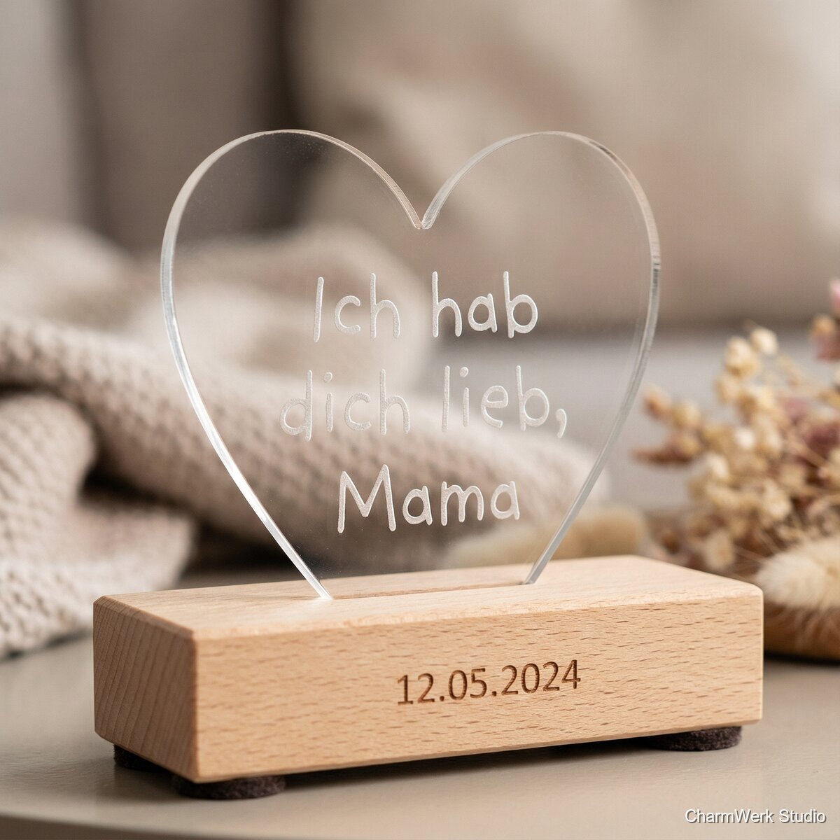 Acryl-Herzaufsteller mit Holzsockel und Kinderhandschrift - Detailansicht