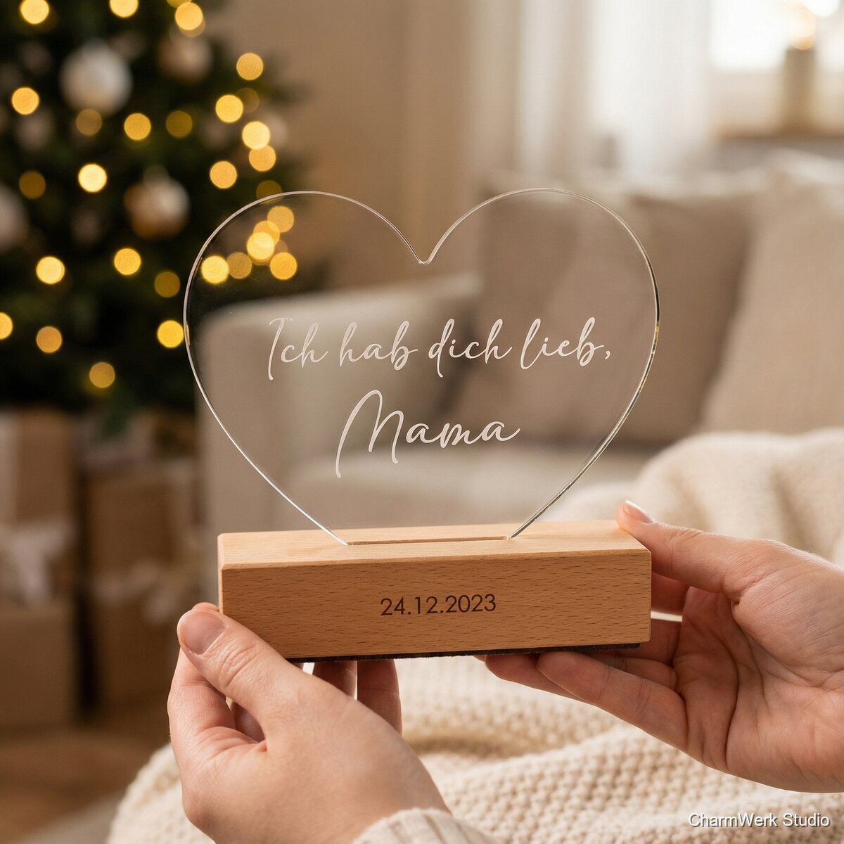 Acryl-Herzaufsteller mit Holzsockel und Kinderhandschrift - Lifestyle