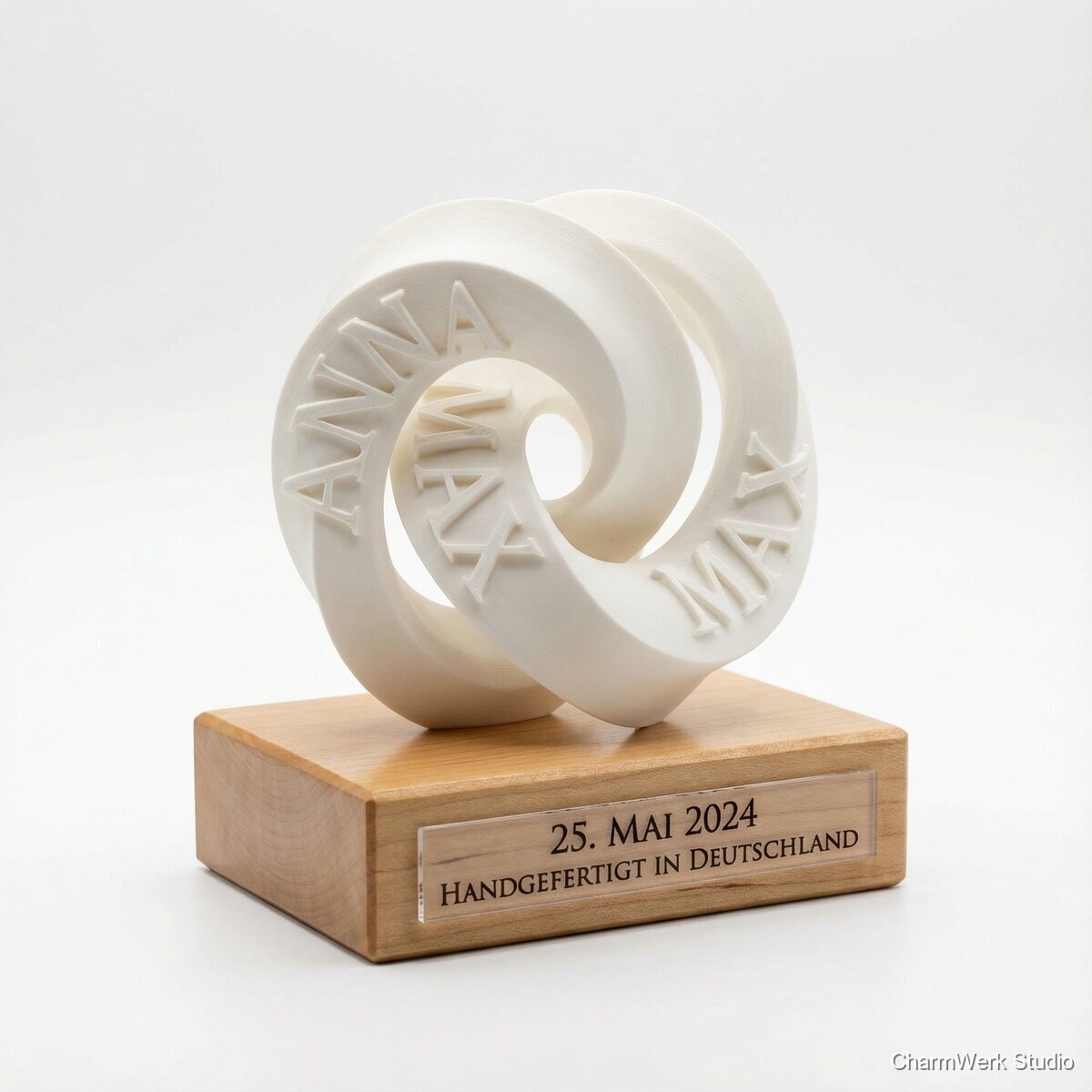 3D-gedruckte „Name-in-Name“-Skulptur mit Sockel