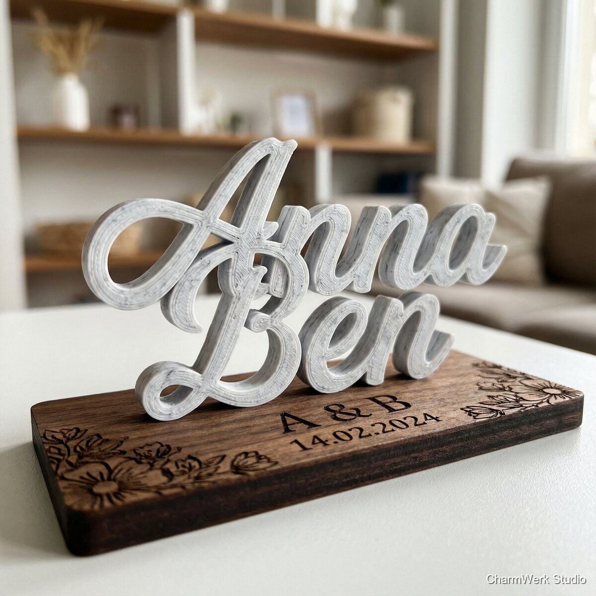 3D-gedruckte „Name-in-Name“-Skulptur mit Sockel - Detailansicht