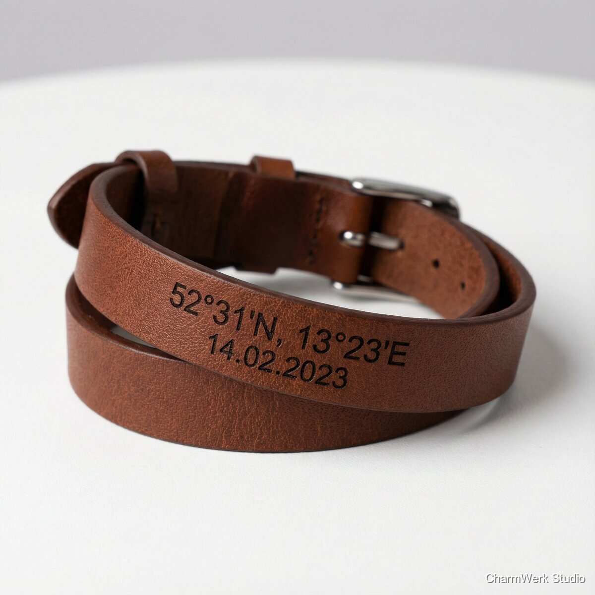 Leder-Armband mit Koordinaten und Datum - Seitenansicht