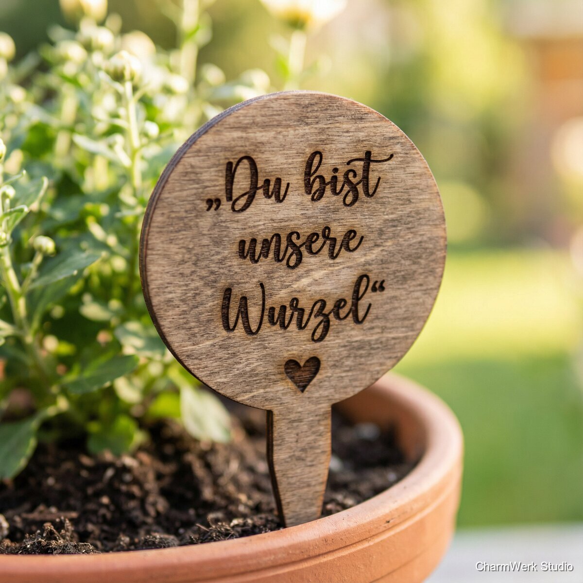 Blumenstecker aus Holz: „Du bist unsere Wurzel“ - Detailansicht