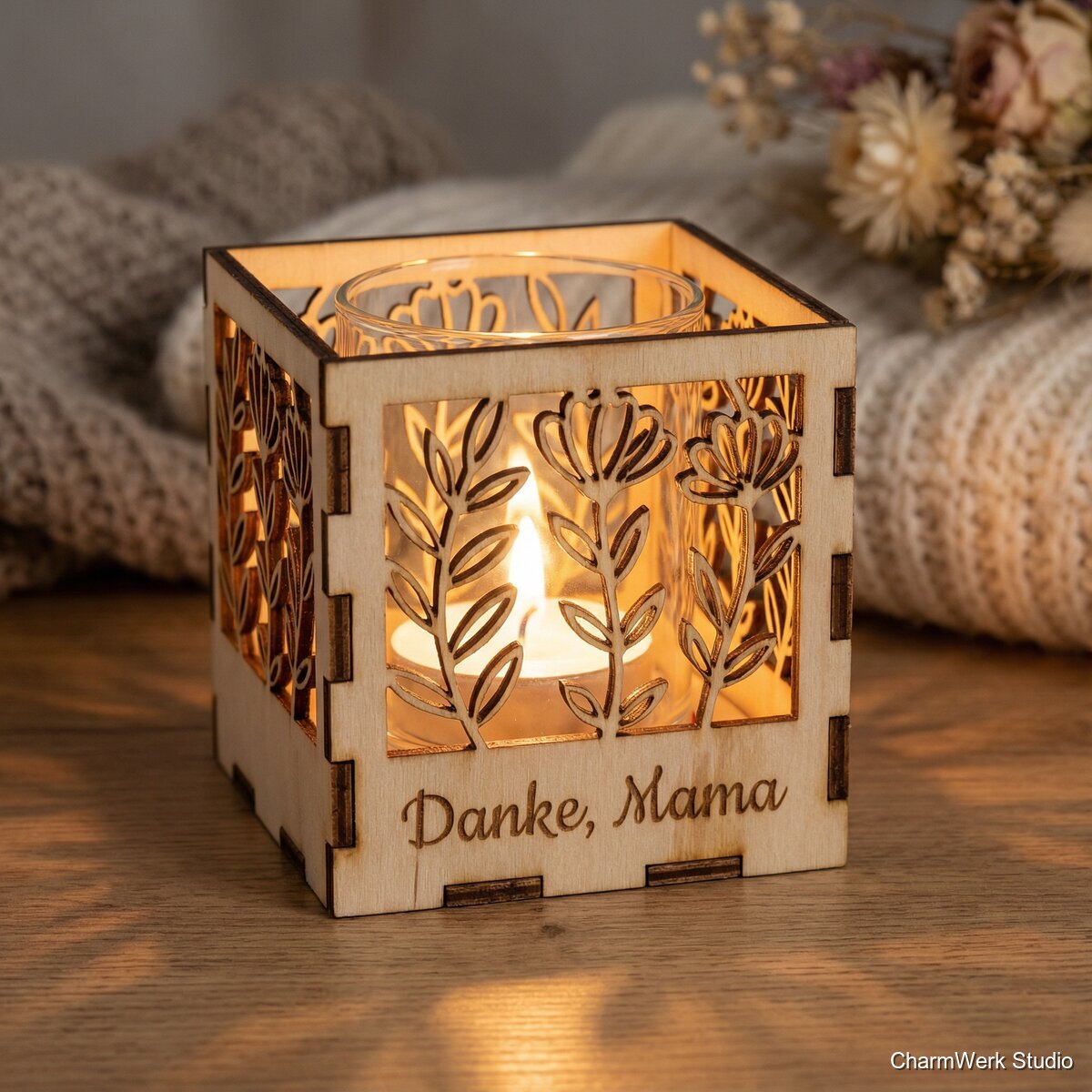 Teelicht-Windlicht aus Holz: „Danke, Mama“ - Detailansicht