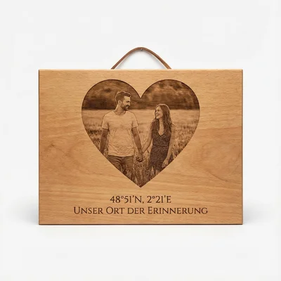 Lasergravierte Holz-Fotoplatte mit Herz-Koordinaten