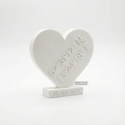 3D-gedruckte Herz-Skulptur mit Koordinaten